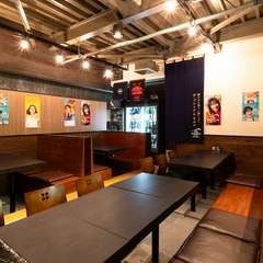 活気ある店内で、ふだん着のまま楽しめる温かな味を提供