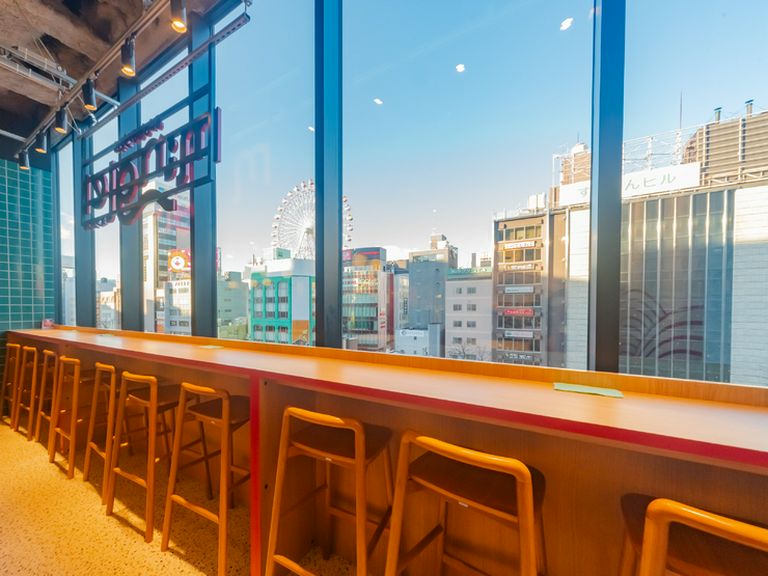 街の景色を眺めながら味わう、肩の力が抜けるひと席