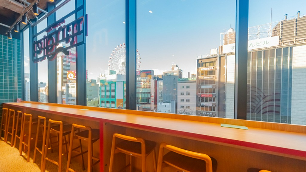 街の景色を眺めながら味わう、肩の力が抜けるひと席