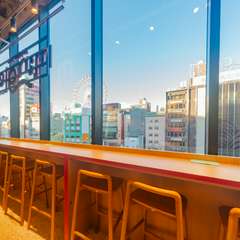 街の景色を眺めながら味わう、肩の力が抜けるひと席