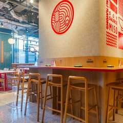 明るさに包まれた空間で味わう、いつもと違うラーメンのひととき