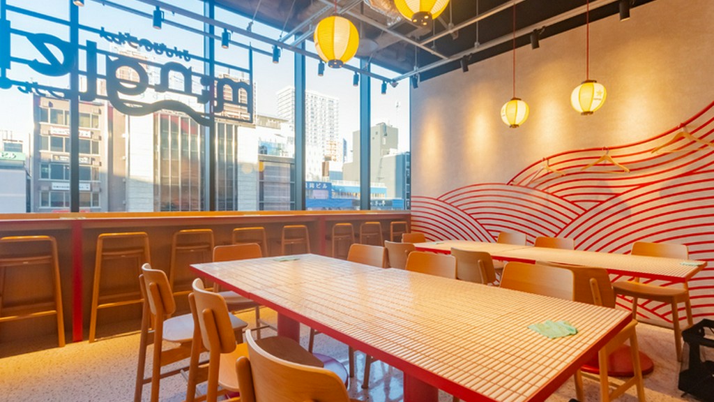 家族で囲む食卓と笑顔、和やかなラーメン時間を演出