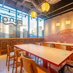 家族で囲む食卓と笑顔、和やかなラーメン時間を演出