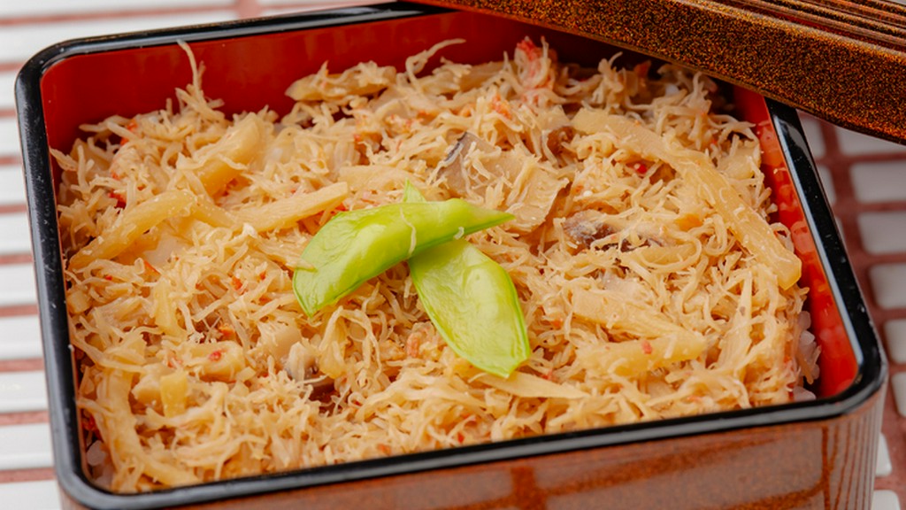 筍の食感が心地よい、北海道らしさ満点の『カニ飯』