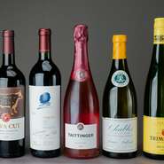 テーブルワインから特別な一本まで幅広く取り揃え、シャンパンも常時三種を用意しています。グラス選びにも工夫が施され、それぞれに適した一杯で提供。ワインへの情熱が随所に宿ります。