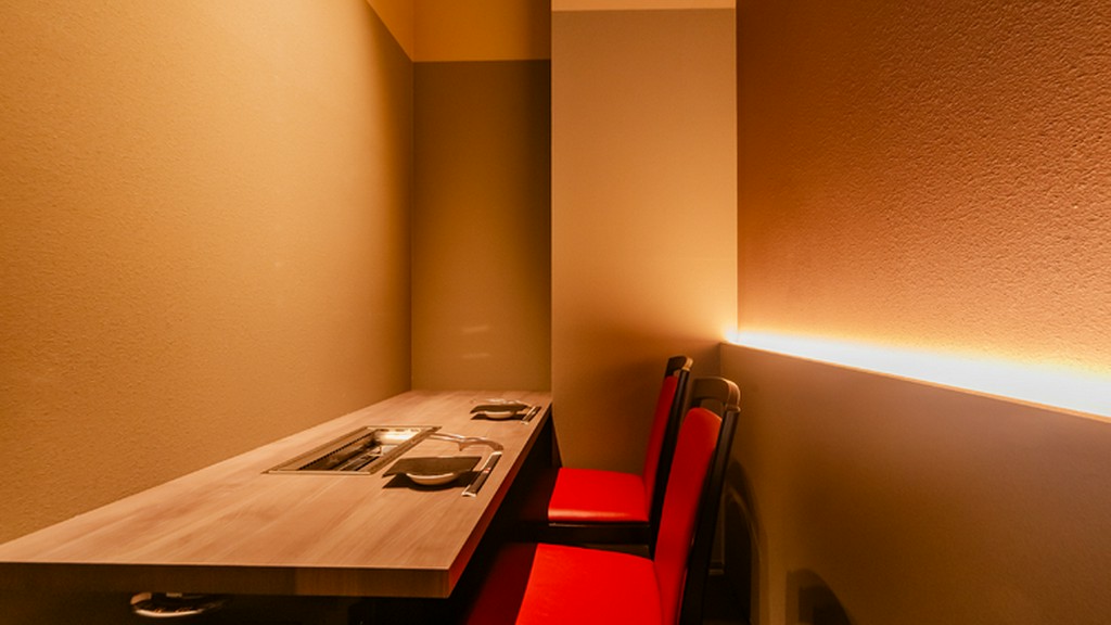 淡い灯りに包まれた静かな空間で、大切な人と二人