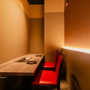 じっくりと焼き上げられた一枚一枚に目を向けながら、二人の時間がゆったりと流れていきます。自然に笑顔がこぼれ、ひとときの喜びがそっと記憶に留まる、大人のデート時間。