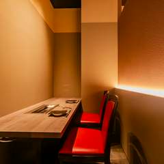 淡い灯りに包まれた静かな空間で、大切な人と二人