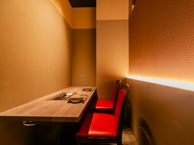 淡い灯りに包まれた静かな空間で、大切な人と二人