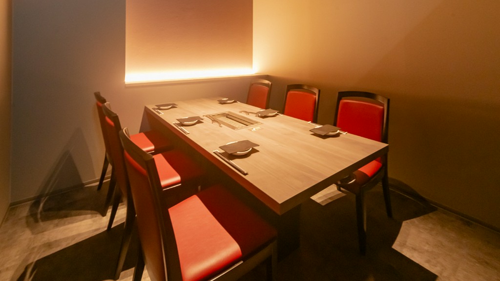 個室で過ごす、ハーフアテンドスタイルの贅沢な時間