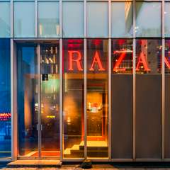 ガラス越しに見えるモダンな空間、光とデザインの調和