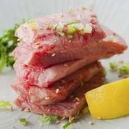 程良く乗った脂としなやかな弾力が生み出す、サクサクとした心地良い食感が特徴。シンプルに塩で仕上げることで、素材本来の旨みと香りが引き立ち、飾らない味わいが静かに印象を残します。