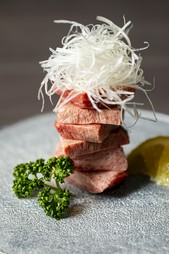一頭からわずか二皿分ほどしか取れない希少部位『厳選タンモト』