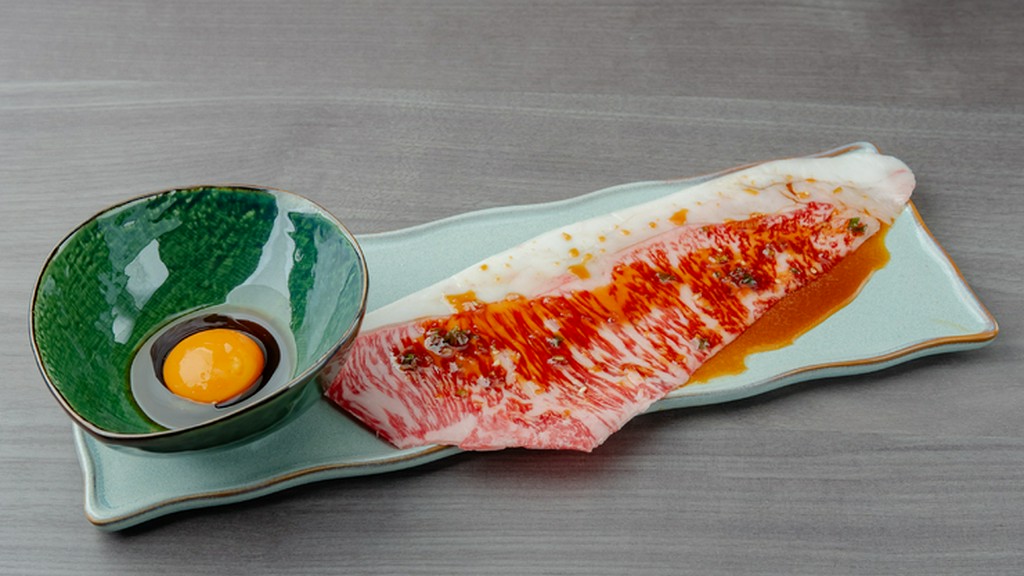 柔らかな口当たりと香ばしさが印象深い『特選和牛サーロインの焼きしゃぶ（一枚肉）』