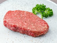 赤身肉として貴重な部位。赤身が多くさっぱりと上品な旨み。