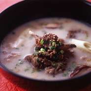 和牛テールを丹念に煮込んだ塩味白湯麺