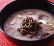 和牛テールを丹念に煮込んだ塩味白湯麺