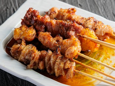 甘辛の心地よい余韻が杯を進める味わい『自家製タレの焼き鳥』 