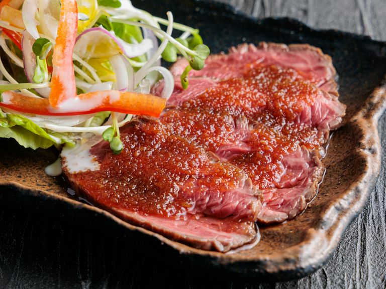 丁寧な仕込みで奥行きある旨み『特製タレのローストビーフ』 