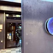  fメゾン代官町の1階。店内は落ち着いた照明で温かい気持ちにさせてくれる。半個室などもあるため、プライベートな時間も過ごせる。