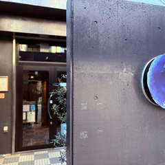 少し奥まったところにある店内への入口は隠れ家そのもの