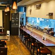 毎週月曜日には、旬の食材を使った週替わりの創作おばんざいがカウンターにずらっと並ぶ。どのおばんざいが提供されるか、待っている時間も心が踊る。