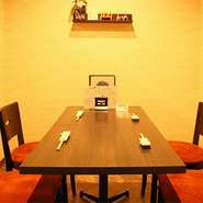 半個室を備えた落ち着いた店内は、周囲を気にせず会話を楽しめるため接待や大切な会食に最適。旬の食材を使った丁寧な和食と厳選したお酒が、商談やおもてなしの席を上質なひとときへと導きます。