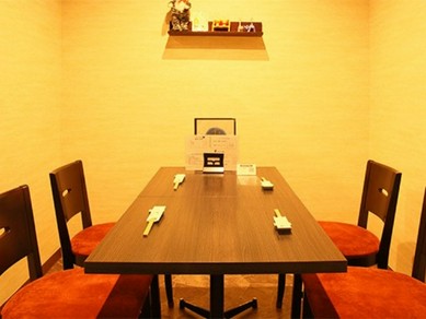 気兼ねなく語らえる、落ち着いた半個室の和空間を完備。