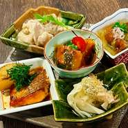 旬の食材を活かした週替わりの創作おばんざいを、少しずつ楽しめる盛合わせでご用意。
お二人で十分にご満足いただけるボリュームで、3種盛りもあるので、お一人様でも気軽にお楽しみいただけます。