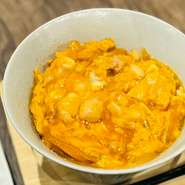大人気の親子丼。
お米は玄米から仕入れ、毎日店内にて精米し土鍋で炭火炊きをするこだわりよう。
玉ねぎの甘みのつゆで柔らかな肉質の恵那どりを炊く。
だしと旨みと、ふっくら甘みのあるご飯の相性は抜群。