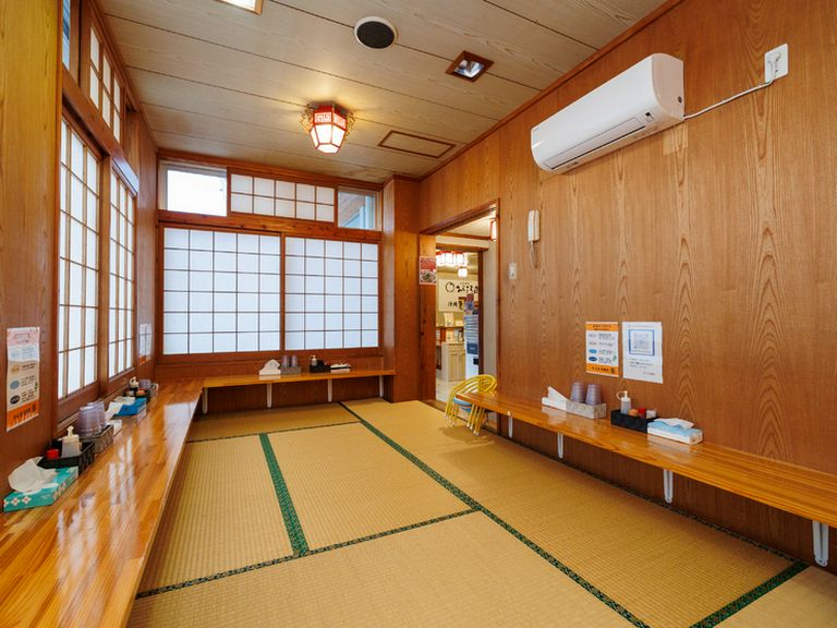 サッと一杯も、ゆったり一息も。選べる二種のカウンター席