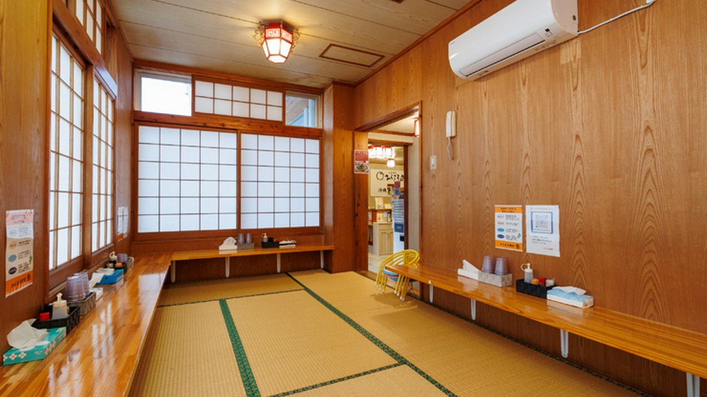 サッと一杯も、ゆったり一息も。選べる二種のカウンター席