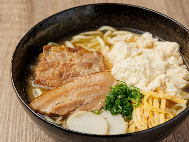 沖縄県産の三枚肉とゆし豆腐、国産軟骨を加えた『わらまるそば』