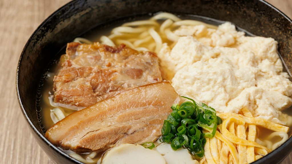 沖縄県産の三枚肉とゆし豆腐、国産軟骨を加えた『わらまるそば』