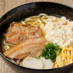沖縄県産の三枚肉とゆし豆腐、国産軟骨を加えた『わらまるそば』