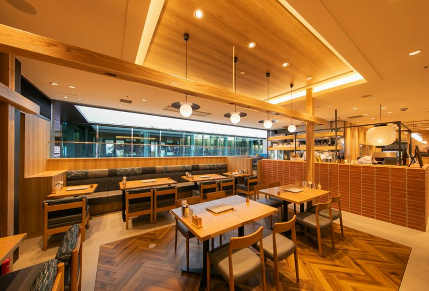 ゆったりとした席で家族の会話もごちそうに