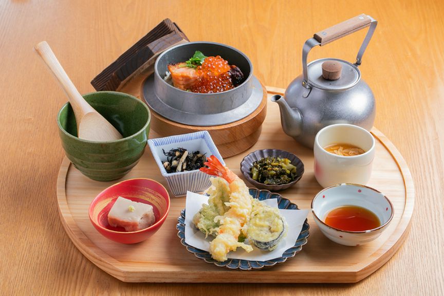 塩糀鮭といくらが引き立てる、炊きたての一杯『鮭といくらの羽釜めし御膳』