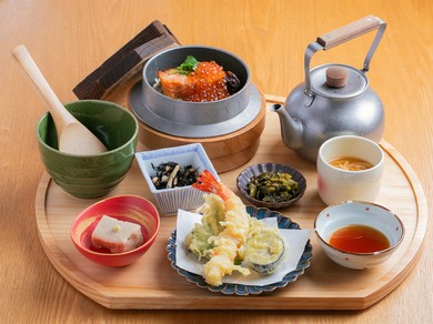 塩糀鮭といくらが引き立てる、炊きたての一杯『鮭といくらの羽釜めし御膳』