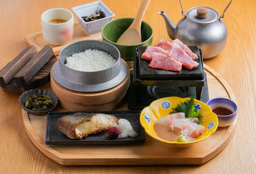 石の熱が際立たせてくれる、和牛とご飯の調和『和牛の石焼き豪華御膳』