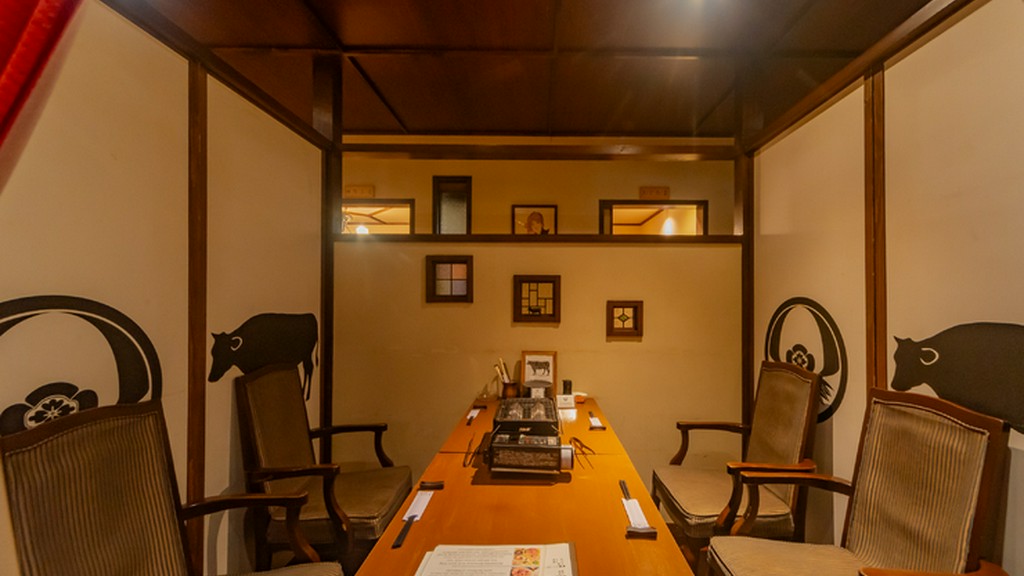 モダンな雰囲気の半個室空間。大切な人の記念日にオススメ