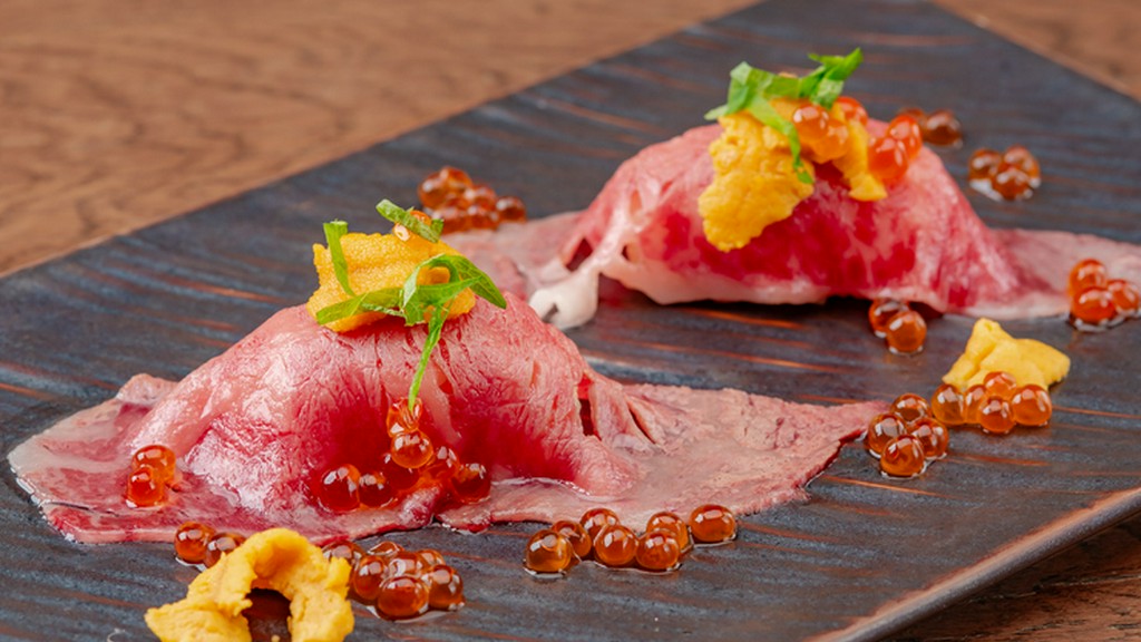 ぎんべこや名物の肉寿司。旨みや食感を活かし、一貫一貫丁寧に『サーロイン雲丹いくら寿司2貫』