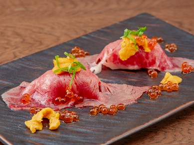 ぎんべこや名物の肉寿司。旨みや食感を活かし、一貫一貫丁寧に『サーロイン雲丹いくら寿司2貫』