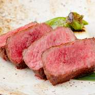 自宅ではなかなか体験できない、お肉を塊のまま焼き上げた一皿。それぞれの肉の特徴を知り尽くした料理長が、最高の状態まで焼き上げる店の看板メニューです。丁寧に焼き上げるので、提供まで20～30分かかります。
