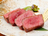 料理長のイチオシ。その日のオススメ部位を塊のまま焼き上げる『和牛塊焼き』