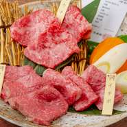 知床牛を中心に、道産和牛3種類をバランスよく盛り合わせた一皿。熱々の溶岩プレートでじっくり焼きあげる焼肉スタイルです。店を訪れたらまずオーダーしたいメニューです。