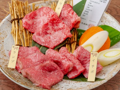 知床牛を中心に道産和牛をバランスよく盛り合わせ。溶岩焼き専用メニュー『和牛3種盛り合わせ』