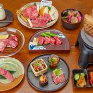 料理長が厳選したこだわりの道産和牛を中心に、前菜や肉寿司も含めた多彩な肉料理を提供しています。また、料理に合わせた豊富なアルコールメニューも取り揃えています。