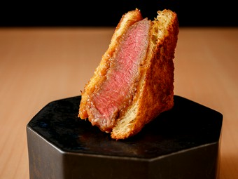 柔らかなヒレをカツサンドで味わう『特選ヒレのブリオッシュカツサンド』