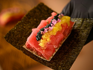 海と大地の恵み、親しみやすさと斬新さが織りなす『和牛と本鮪のユッケドッグ　～とろたく仕立て～』