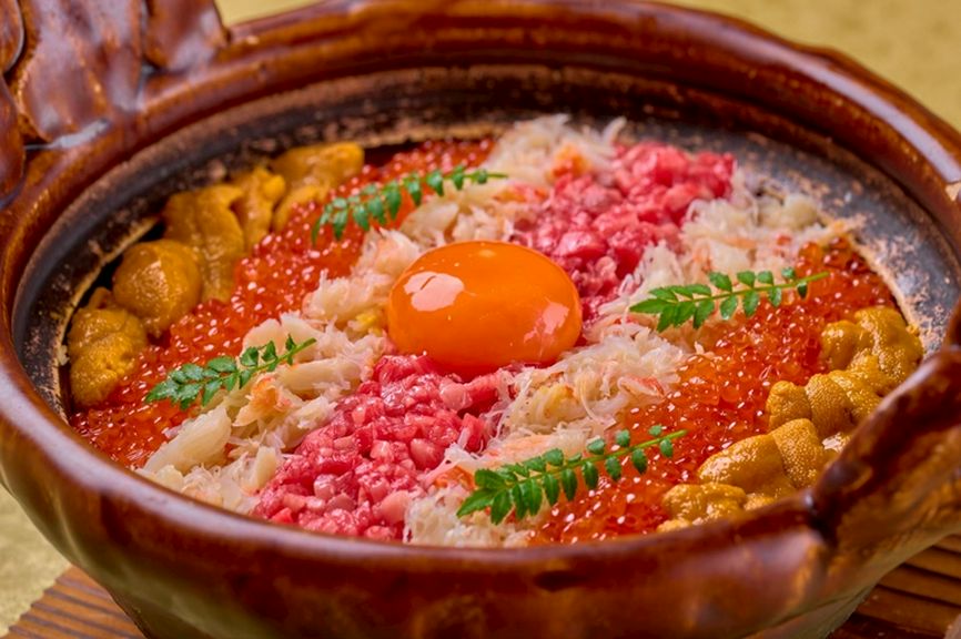 海の宝玉と和牛が輝く、SNS映えする話題の一品『究極のうしみつ飯　〜和牛、雲丹、いくら、蟹〜』